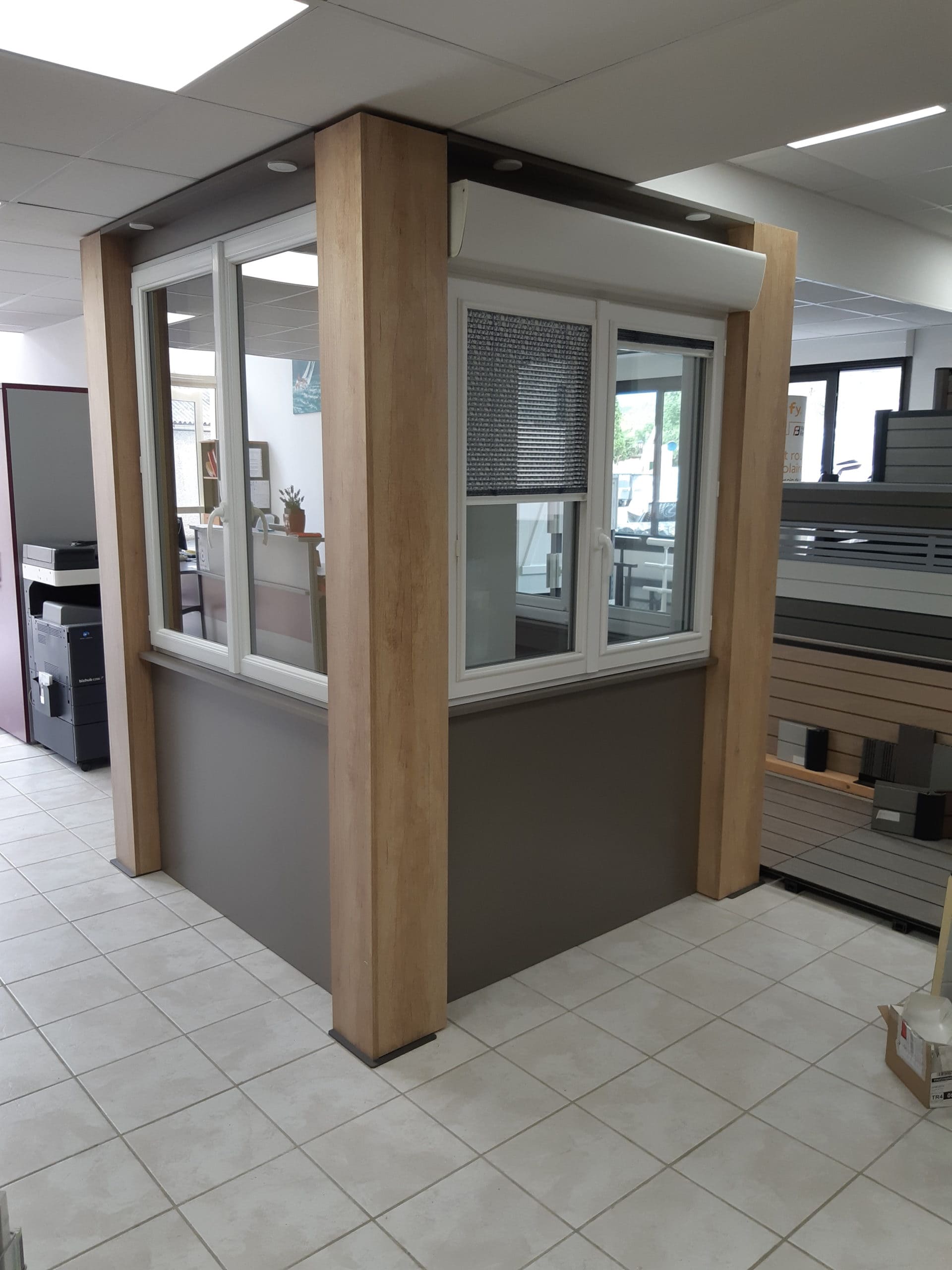 Présentoirs sur mesure de portes et fenêtres pour showroom