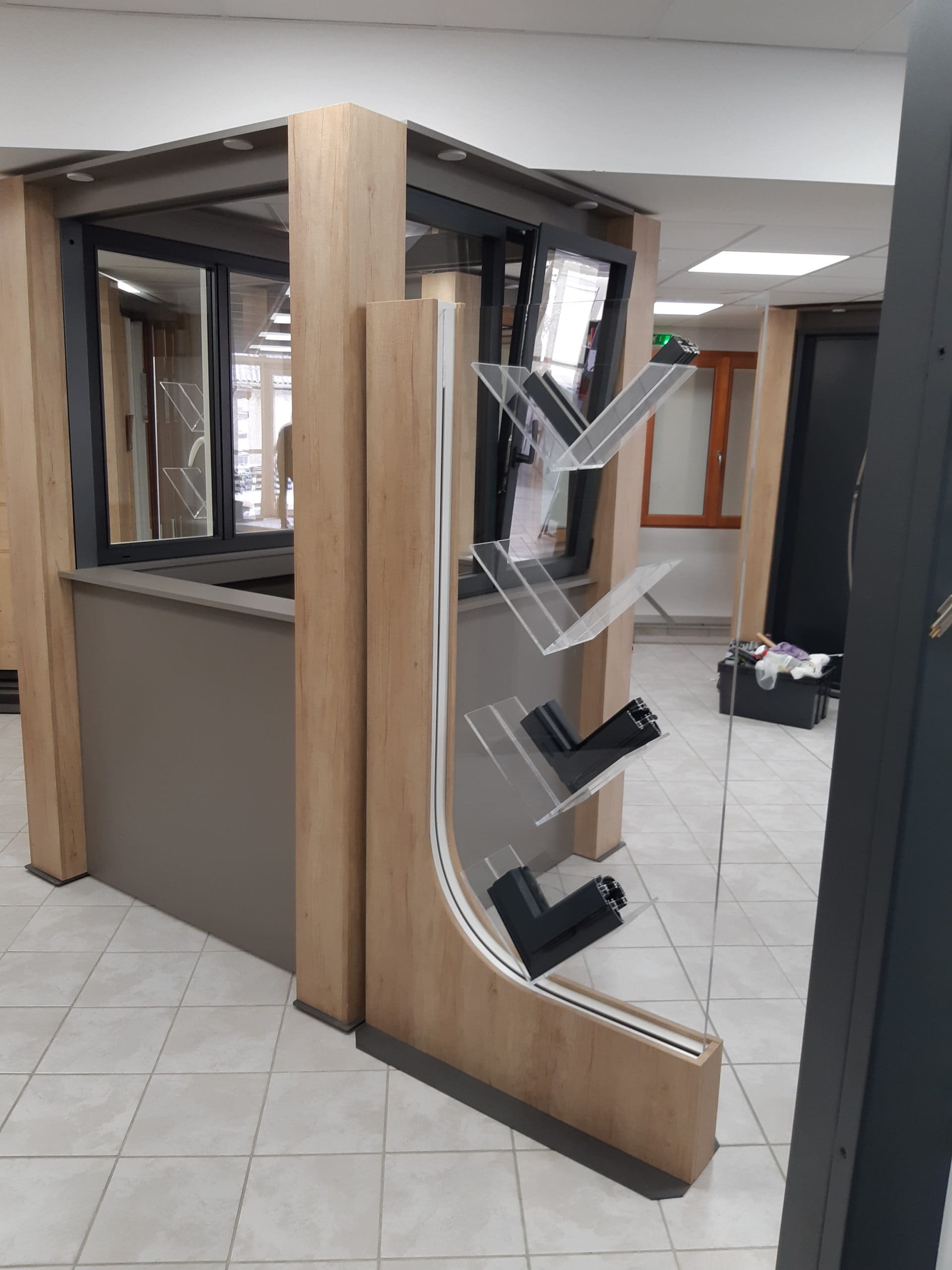 Présentoirs de portes et fenêtres pour salons et foires