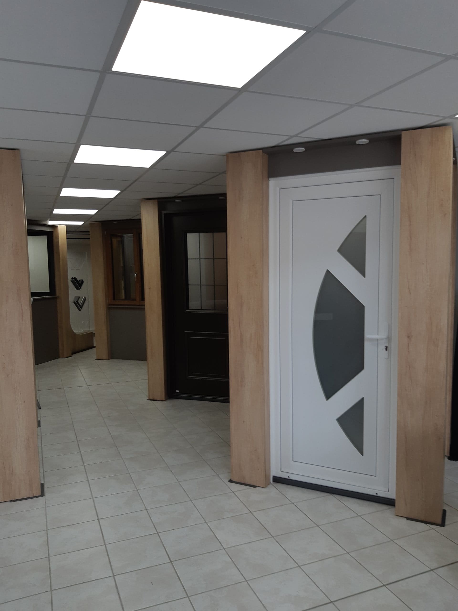 Présentoirs sur mesure de portes et fenêtres pour showroom