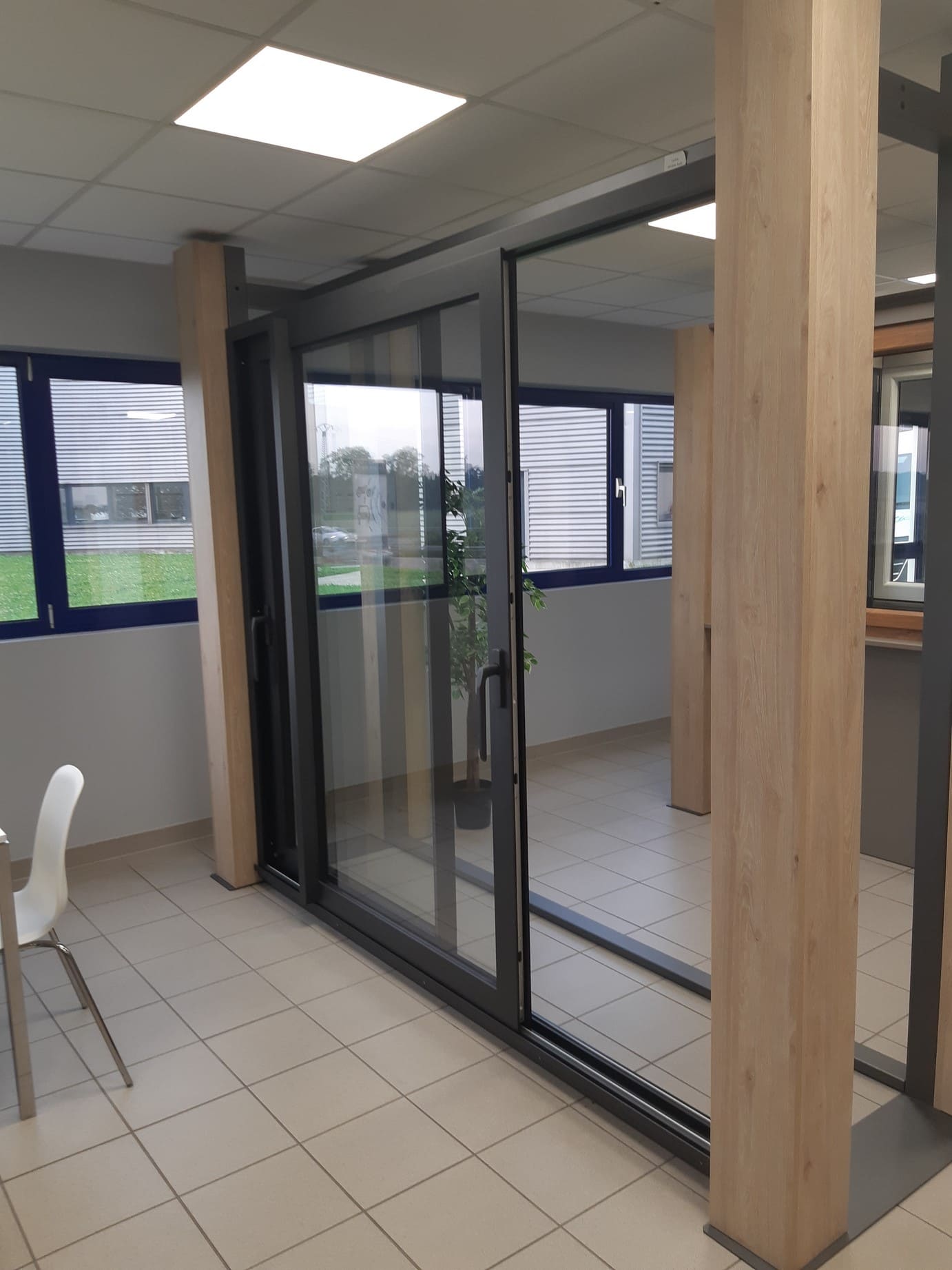 Présentoirs sur mesure de portes et fenêtres pour showroom