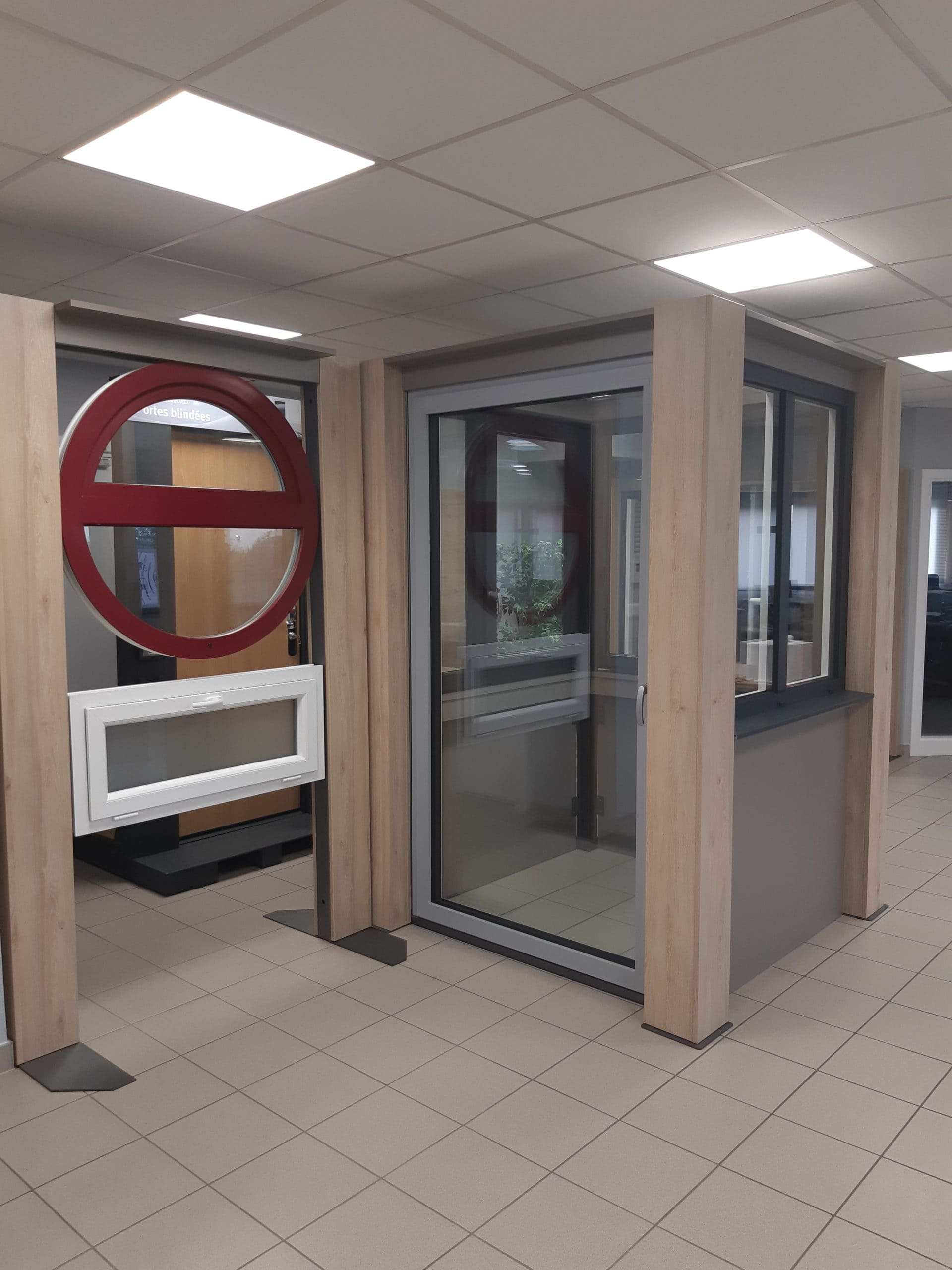 Présentoirs sur mesure de portes et fenêtres pour showroom