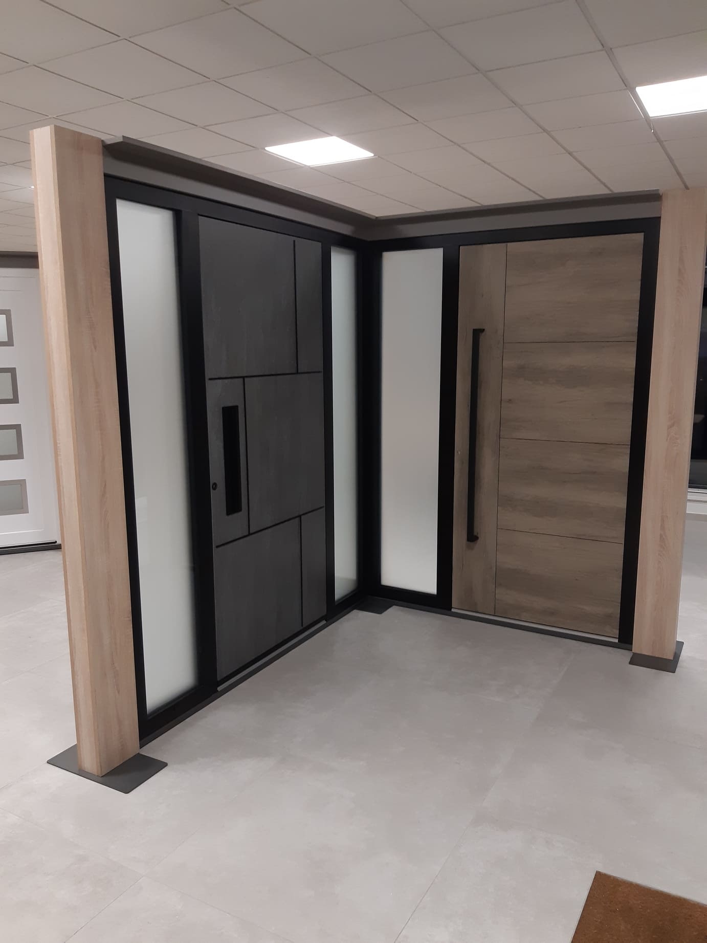 Présentoirs sur mesure de portes et fenêtres pour showroom