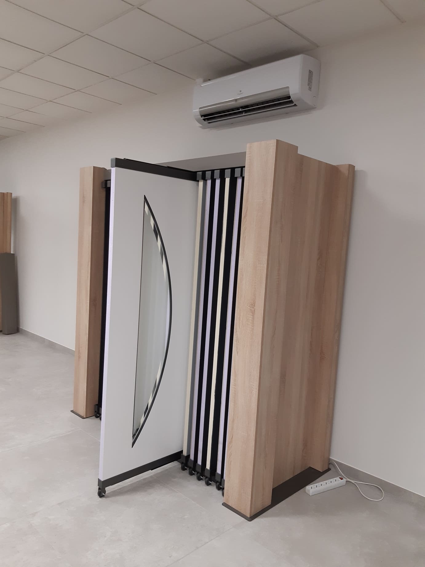 Présentoirs sur mesure de portes et fenêtres pour showroom