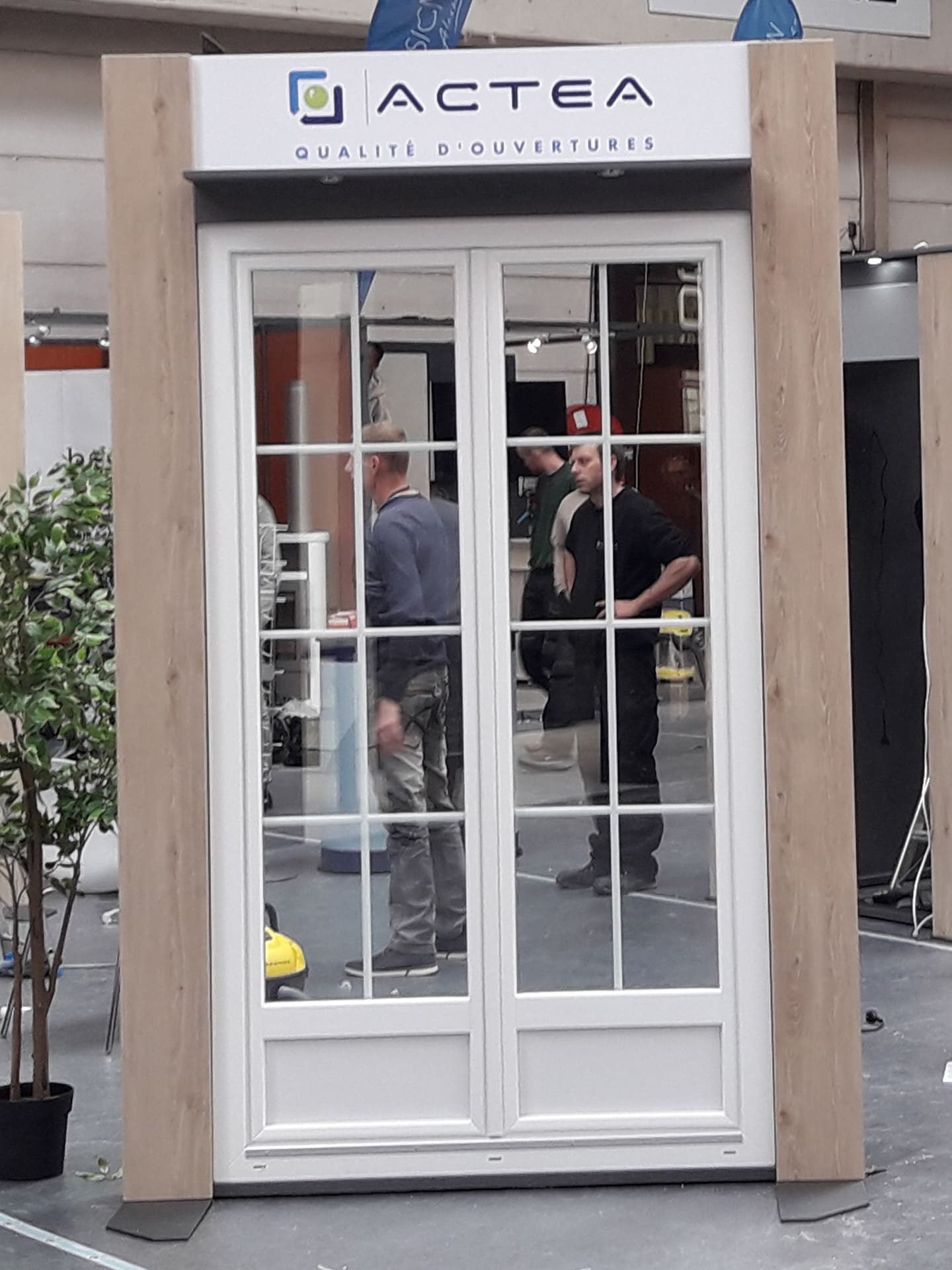 Présentoirs sur mesure de portes et fenêtres pour showroom