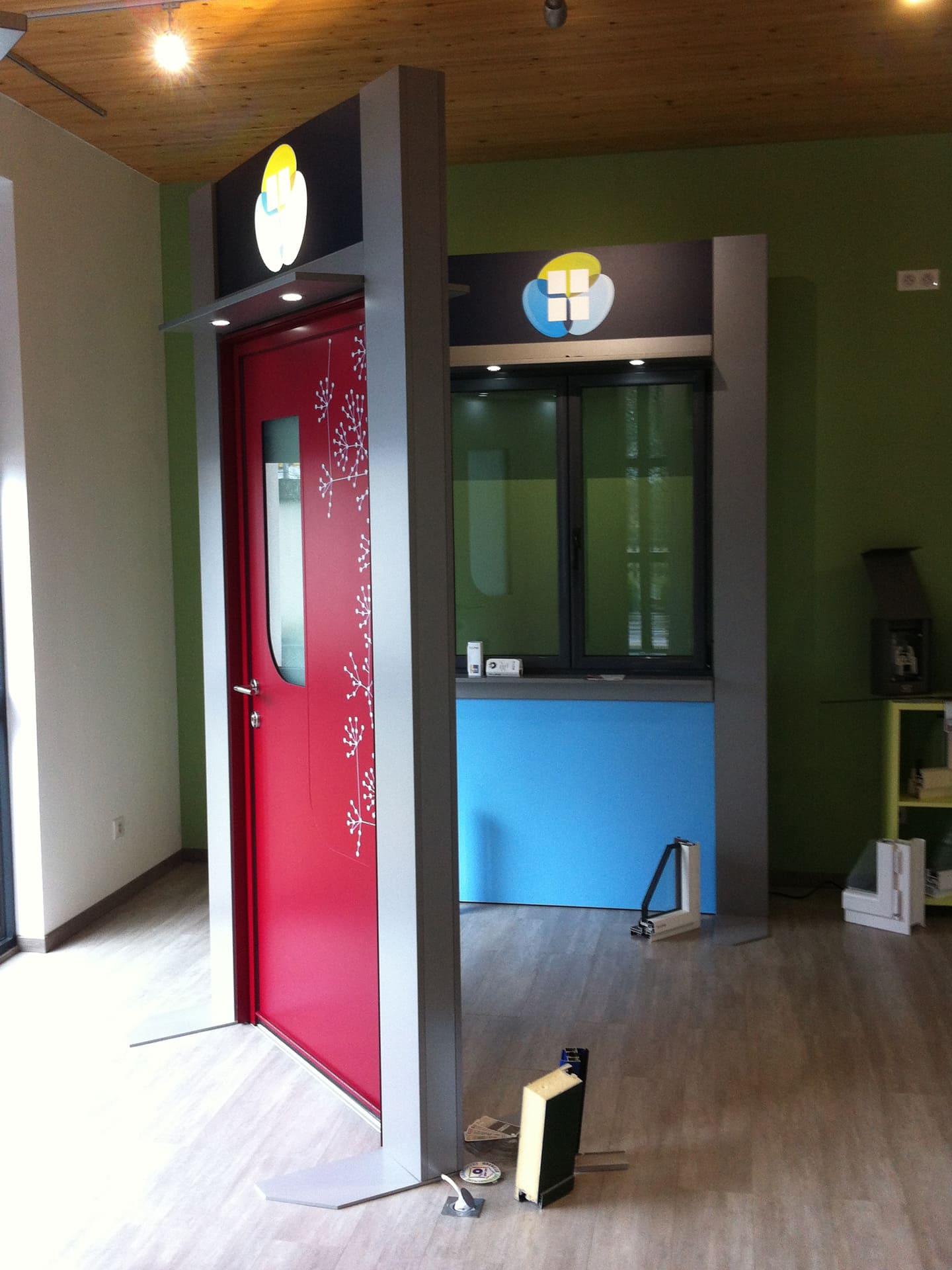Présentoirs sur mesure de portes et fenêtres pour showroom