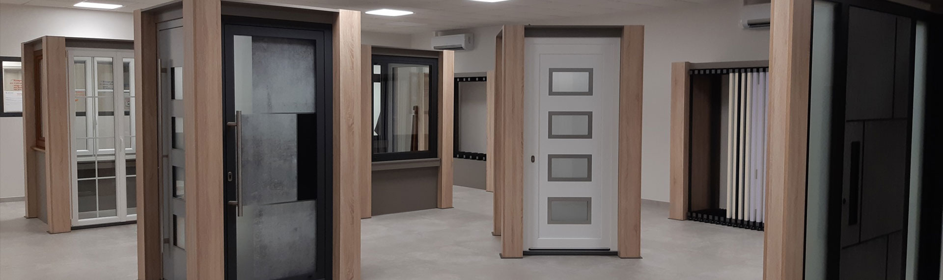 Présentoirs sur mesure de portes et fenêtres pour showroom